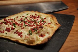 Flammkuchen mit Birne und Ziegenkäse