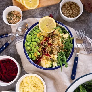 Orientalische Bowl mit Falafel und Joghurtsoße
