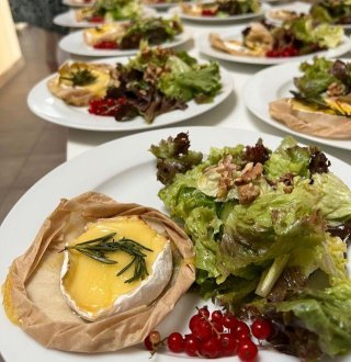 Gemischter Salat mit Honig-Senf Dressing und gebac