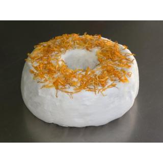 Dorfkäse mit Ringelblumen