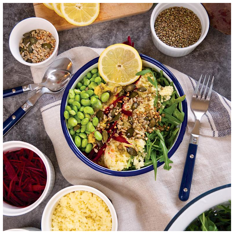 Orientalische Bowl mit Falafel und Joghurtsoße