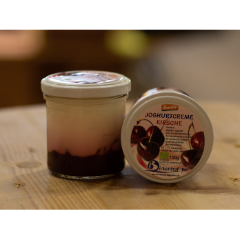 Joghurtcreme auf Frucht, Kirsch