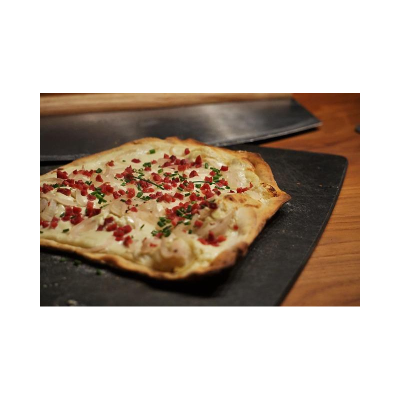 Flammkuchen mit Birne und Ziegenkäse
