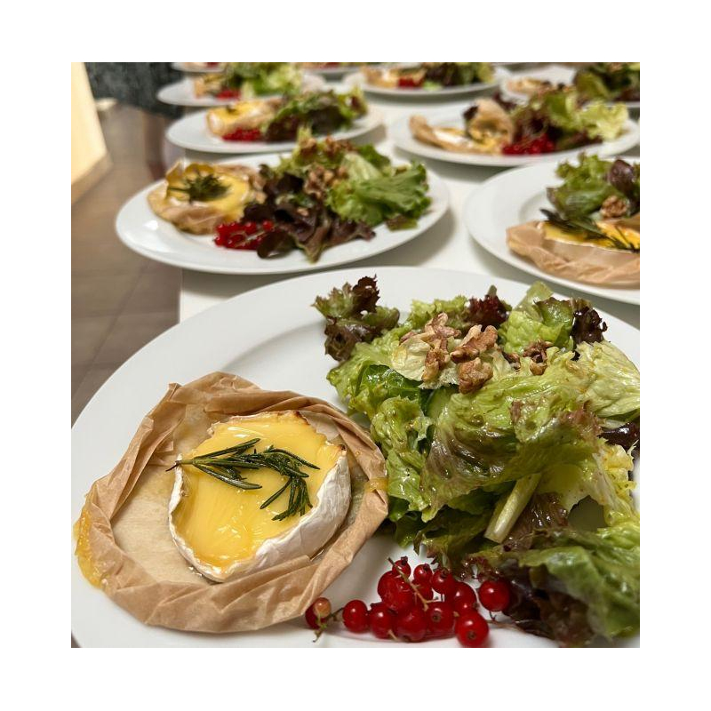 Gemischter Salat mit Honig-Senf Dressing und gebac